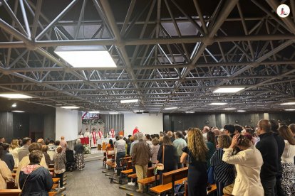 La parroquia de Nuestra Madre del Buen Consejo fue el lugar para bendecir a la expedición de leoneses a ver al Papa a Madrid.