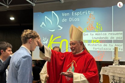 Un joven leonés recibe la bendición del obispo.