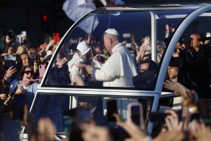 El Papa bendijo y abrazó a varios bebés en su recorrido.
