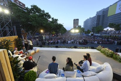 En la vigilia conversó con varios jóvenes ante una plaza de Lima abarrotada.