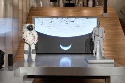 La prenda (d) de ventilación y refrigeración líquida (LCVG), una capa interior diseñada por Prada para los astronautas, que se utilizará debajo del traje espacial (i).