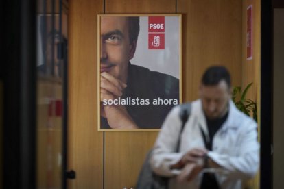 Un cartel electoral del expresidente Rodríguez Zapatero en la sede del PSOE en Valladolid.