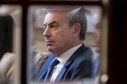 El expresidente del Gobierno José Luis Rodríguez Zapatero participa en ‘Los Desayunos del Ateneo’, en el Ateneo de Madrid, a 3 de noviembre de 2025, en Madrid (España).