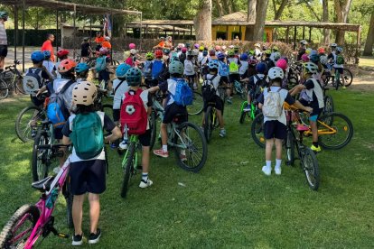Los alumnos del Colegio Jesuitas en la marcha ciclista hasta la Candamia.