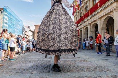 Gigantes y cabezudos en las Fiestas de San Juan y San Pedro 2026.