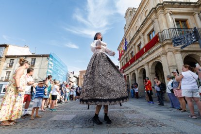 Gigantes y cabezudos en las Fiestas de San Juan y San Pedro 2026.