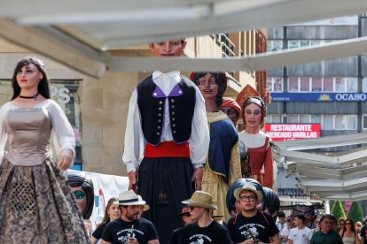 Gigantes y cabezudos en las Fiestas de San Juan y San Pedro 2026.