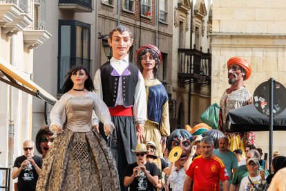 Gigantes y cabezudos en las Fiestas de San Juan y San Pedro 2026.
