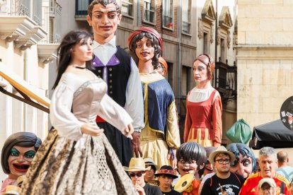 Gigantes y cabezudos en las Fiestas de San Juan y San Pedro 2026.