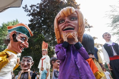Gigantes y cabezudos en las Fiestas de San Juan y San Pedro 2026.