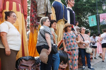 Gigantes y cabezudos en las Fiestas de San Juan y San Pedro 2026.