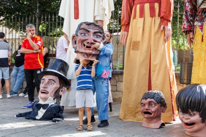 Gigantes y cabezudos en las Fiestas de San Juan y San Pedro 2026.