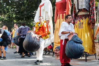 Gigantes y cabezudos en las Fiestas de San Juan y San Pedro 2026.