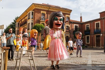 Gigantes y cabezudos en las Fiestas de San Juan y San Pedro 2026.