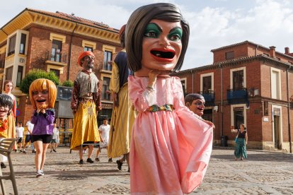 Gigantes y cabezudos en las Fiestas de San Juan y San Pedro 2026.
