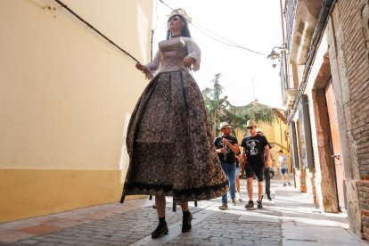Gigantes y cabezudos en las Fiestas de San Juan y San Pedro 2026.