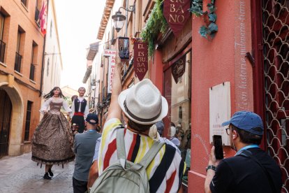 Gigantes y cabezudos en las Fiestas de San Juan y San Pedro 2026.