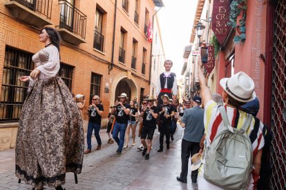 Gigantes y cabezudos en las Fiestas de San Juan y San Pedro 2026.