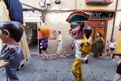 Gigantes y cabezudos en las Fiestas de San Juan y San Pedro 2026.