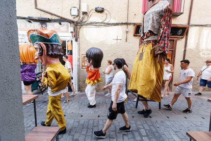 Gigantes y cabezudos en las Fiestas de San Juan y San Pedro 2026.
