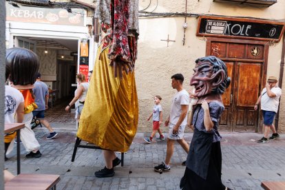 Gigantes y cabezudos en las Fiestas de San Juan y San Pedro 2026.