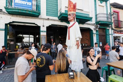Gigantes y cabezudos en las Fiestas de San Juan y San Pedro 2026.