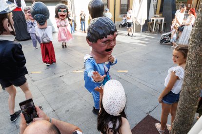Gigantes y cabezudos en las Fiestas de San Juan y San Pedro 2026.