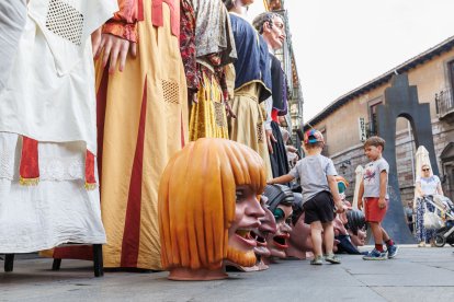Gigantes y cabezudos en las Fiestas de San Juan y San Pedro 2026.