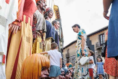 Gigantes y cabezudos en las Fiestas de San Juan y San Pedro 2026.
