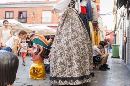 Gigantes y cabezudos en las Fiestas de San Juan y San Pedro 2026.