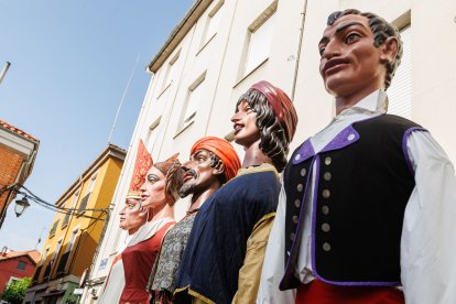 Gigantes y cabezudos en las Fiestas de San Juan y San Pedro 2026.