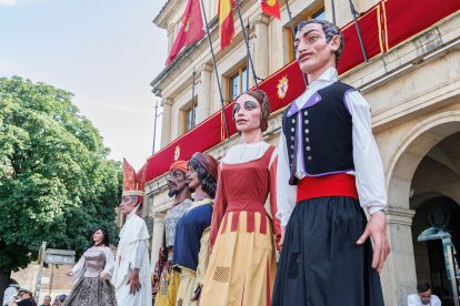 Gigantes y cabezudos en las Fiestas de San Juan y San Pedro 2026.