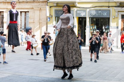 Gigantes y cabezudos en las Fiestas de San Juan y San Pedro 2026.
