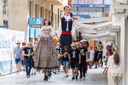 Gigantes y cabezudos en las Fiestas de San Juan y San Pedro 2026.