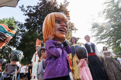 Gigantes y cabezudos en las Fiestas de San Juan y San Pedro 2026.