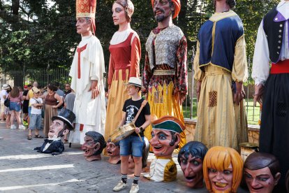 Gigantes y cabezudos en las Fiestas de San Juan y San Pedro 2026.