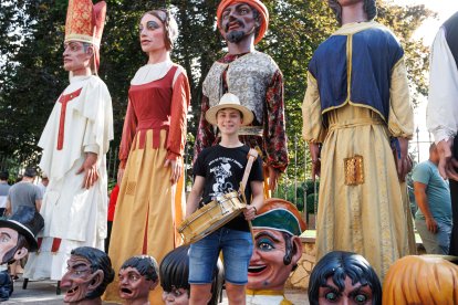 Gigantes y cabezudos en las Fiestas de San Juan y San Pedro 2026.