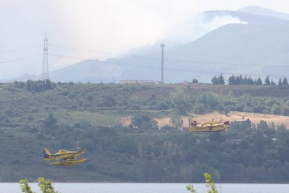 Medios áreos trabajan en la extinción del incendio de Congosto