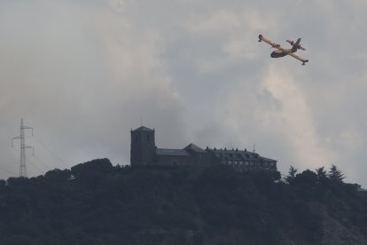 Medios áreos trabajan en la extinción del incendio de Congosto