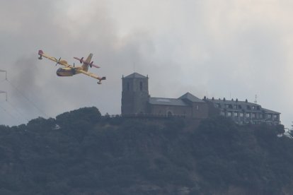 Medios áreos trabajan en la extinción del incendio de Congosto