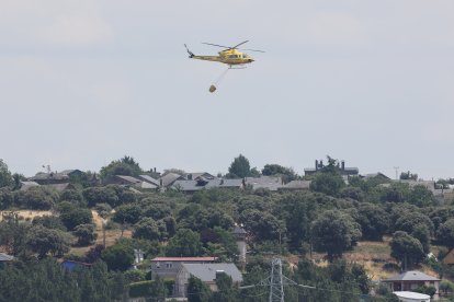 Medios áreos trabajan en la extinción del incendio de Congosto