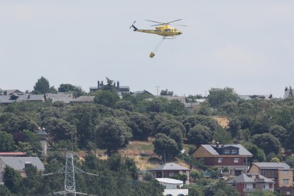 Medios áreos trabajan en la extinción del incendio de Congosto