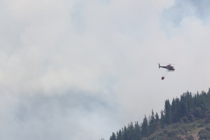 Medios áreos trabajan en la extinción del incendio de Congosto