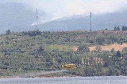 Medios áreos trabajan en la extinción del incendio de Congosto