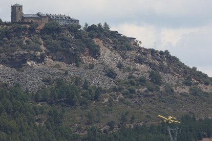 Medios áreos trabajan en la extinción del incendio de Congosto