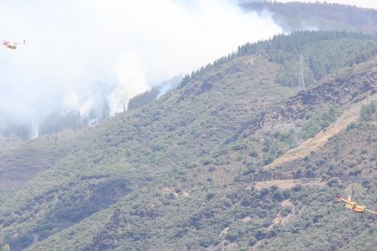 Medios áreos trabajan en la extinción del incendio de Congosto