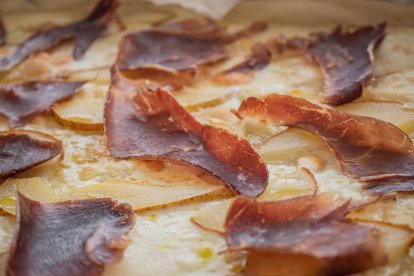La combinación de cecina de León y pera conferencia del Bierzo da lugar a una de las pizzas más originales de la gastronomía leonesa.