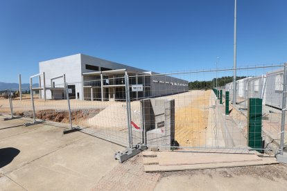 La nave en construcción de la futura planta de reciclaje de baterías de litio de Urbaser.