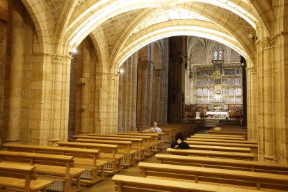 Ciudadanos en una iglesia leonesa.
