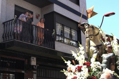 El público se vuelca con el paso del santo.
